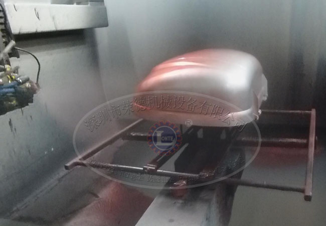 摩托车后备箱自动喷涂